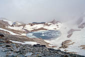 Dal Passo dei Salati (2.950 metri slm) verso la Valsesia, il lago Bowditch e il centro di ricerca.